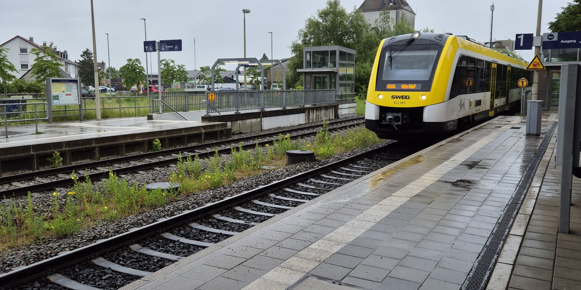 SWEG-Zug bei Einfahrt in Bahnhof Langenau.