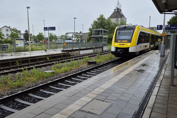SWEG-Zug bei Einfahrt in Bahnhof Langenau.