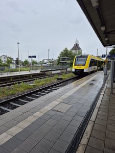 SWEG-Zug bei Einfahrt in Bahnhof Langenau.